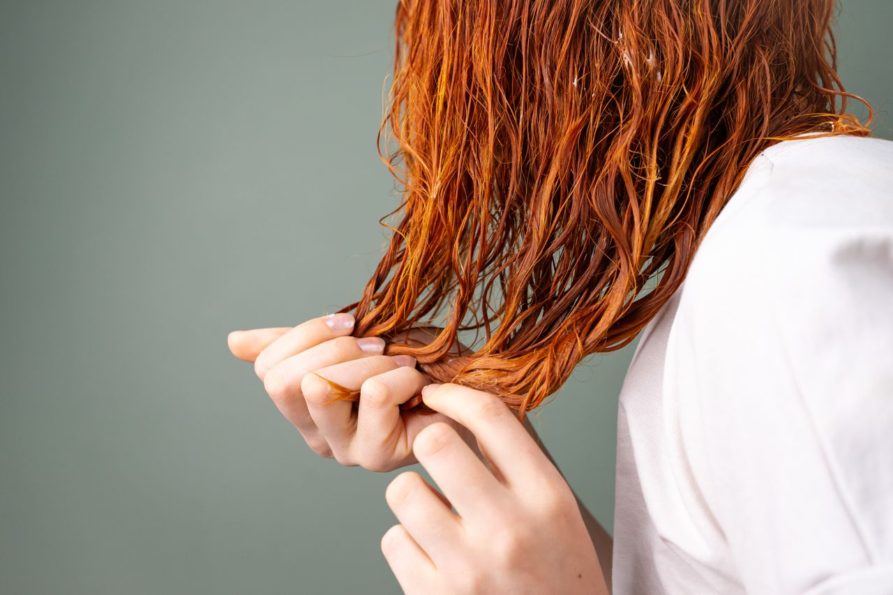 Como usar leave-in corretamente para evitar frizz no dia a dia
